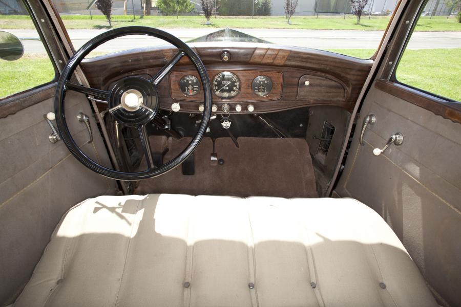 Торпедо Reo 8-35 Royale Sedan 1933 года  (фото 8 из 14)